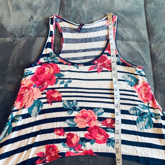 2 pack, crop tops. - Picture 5 of 12